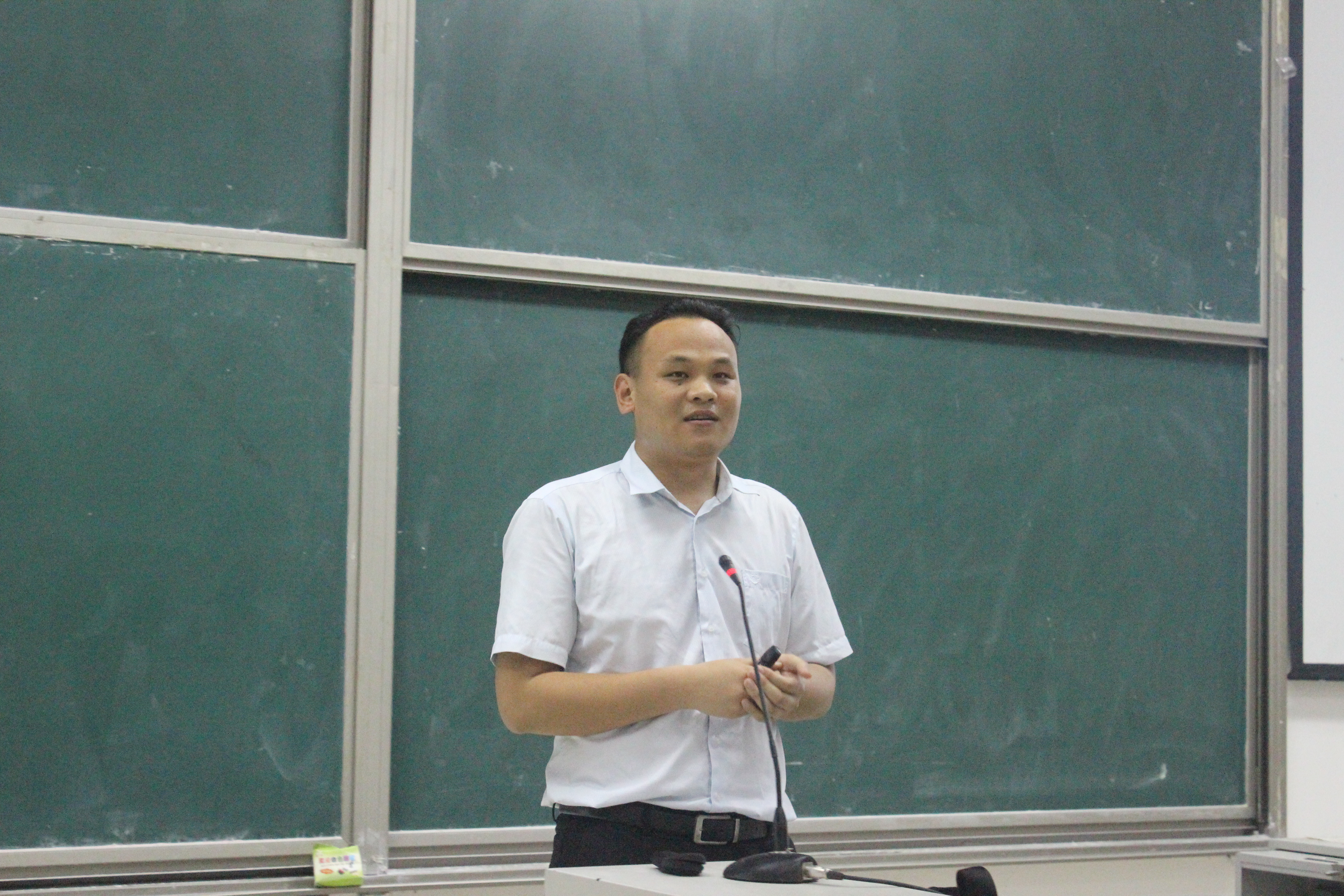 齐朝阳老师给同学们讲解 齐朝阳老师给同学们讲解