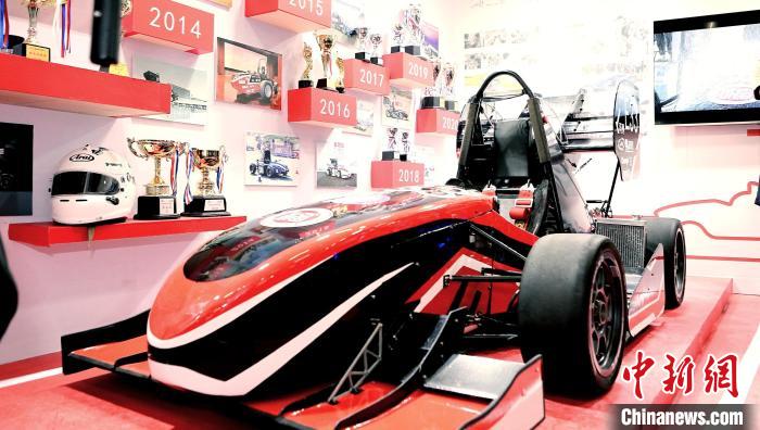 91在线
飞驰人生工作坊E33电动方程式赛车。(全国第六届大学生艺术展演活动执委会 供图)